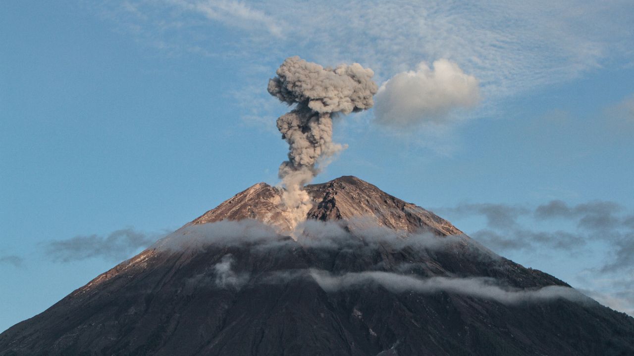Mount Semeru eruption plume