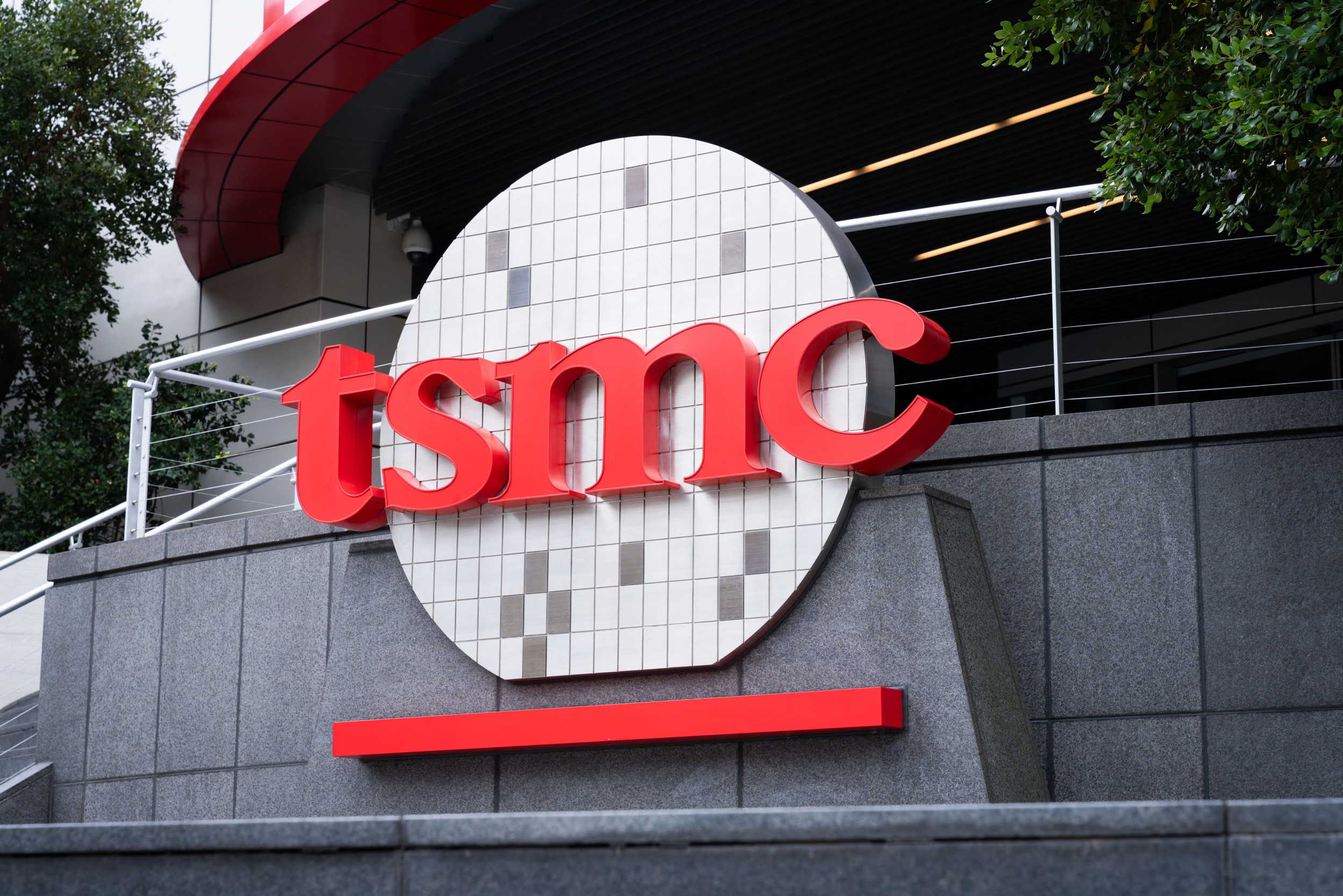 TSMC panel-level packaging technology for AI chips