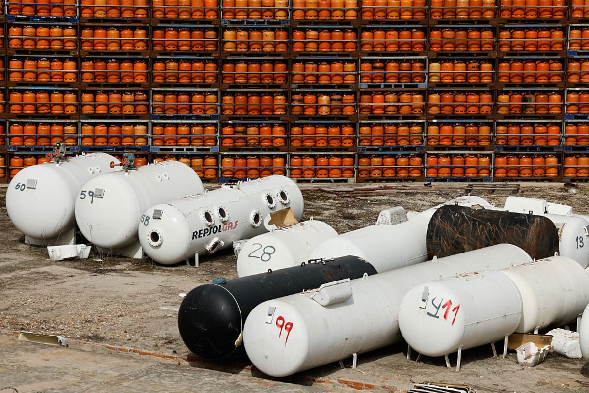 LNG tanker transiting Hormuz Strait amid Middle East tensions
