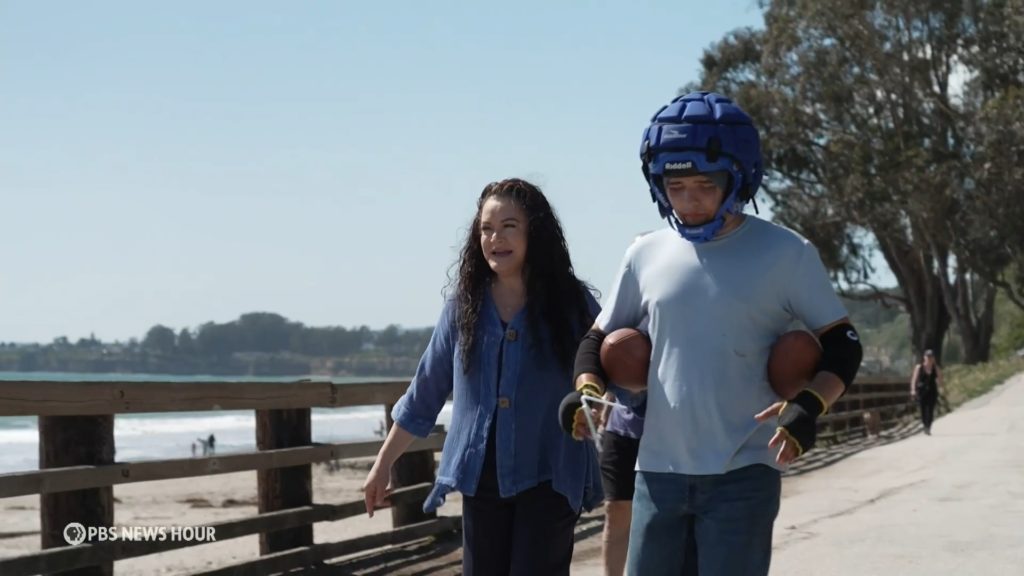 PBS NewsHour 보도 — 자폐 스펙트럼 분리 논쟁 관련 화면