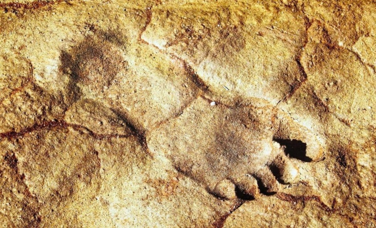 Reconstruction of humans walking near a vanished lake in Saudi Arabia
