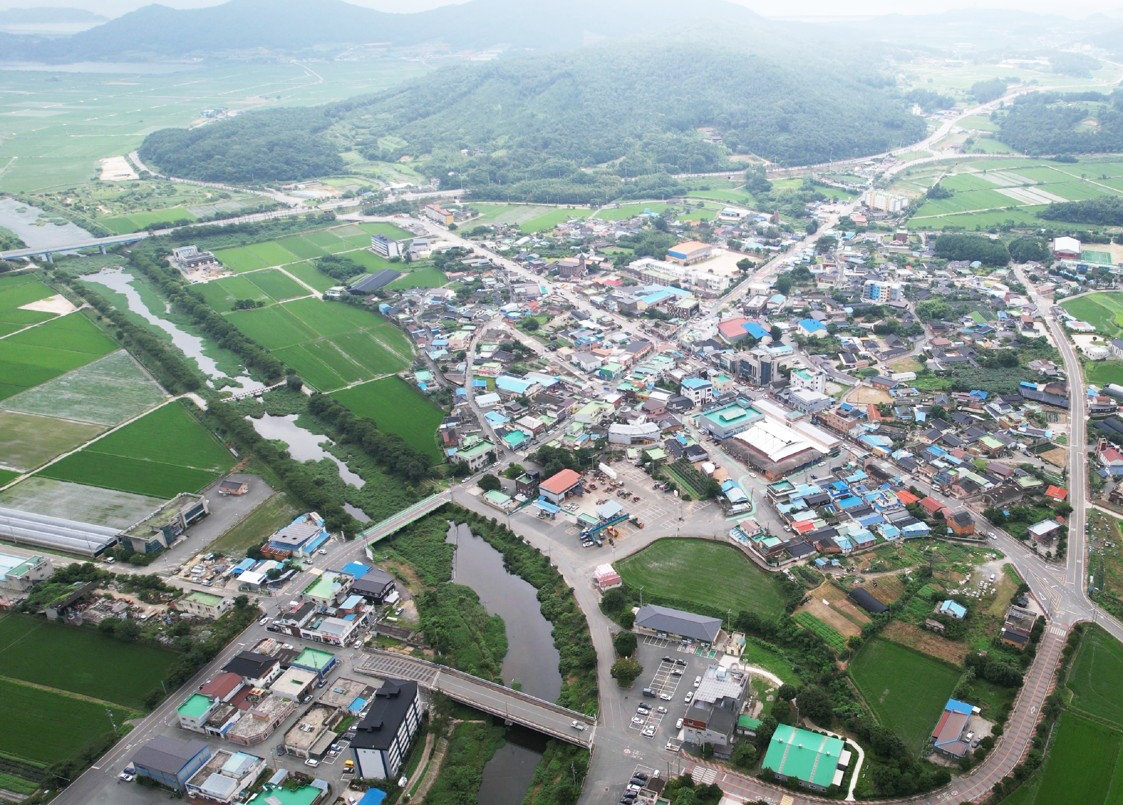 동아일보 기사 썸네일: 농산어촌 인구 감소와 가구 수 증가 현상을 나타내는 이미지