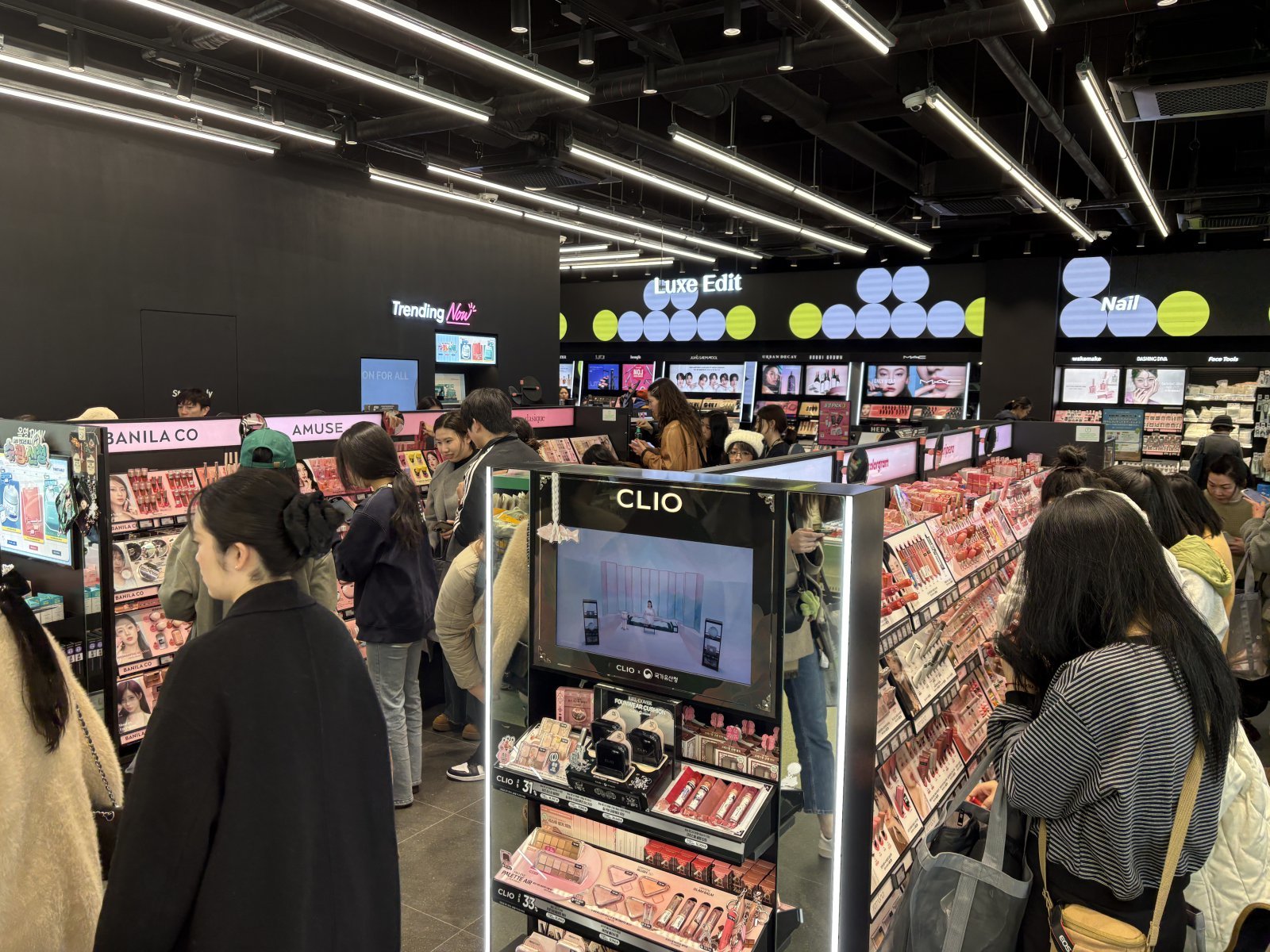 Daiso and Musinsa challenge Olive Young's offline beauty dominance