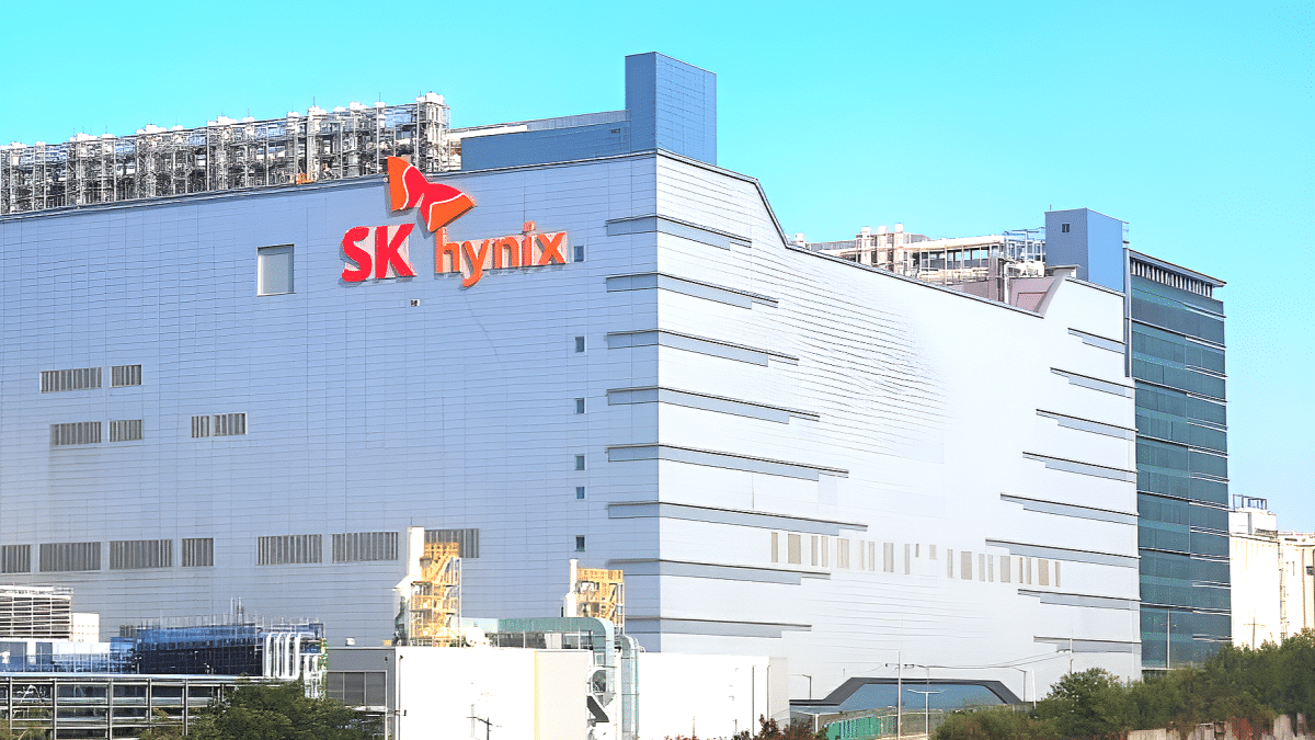 Infographic on SK Hynix net profit reversal