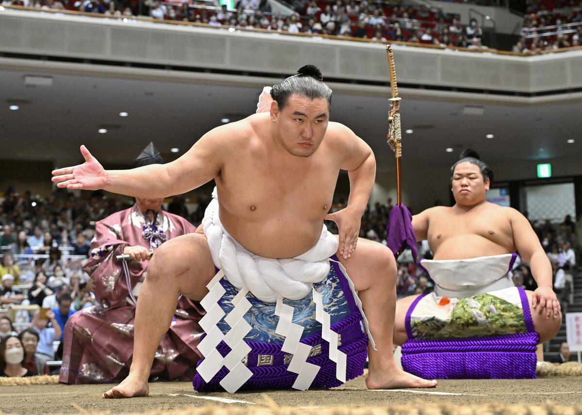 Yokozuna Hoshoryu performing a ring-entry ceremony