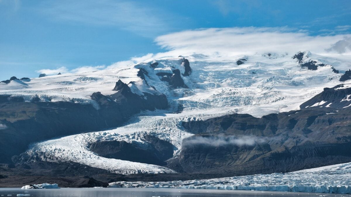 Glacial lagoon monitoring setup