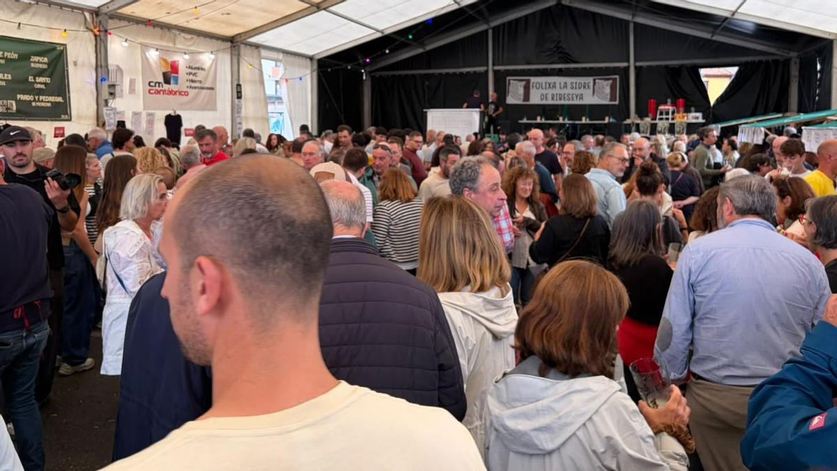 Festival-goers enjoy live music and regional cider at Folixa la Sidre