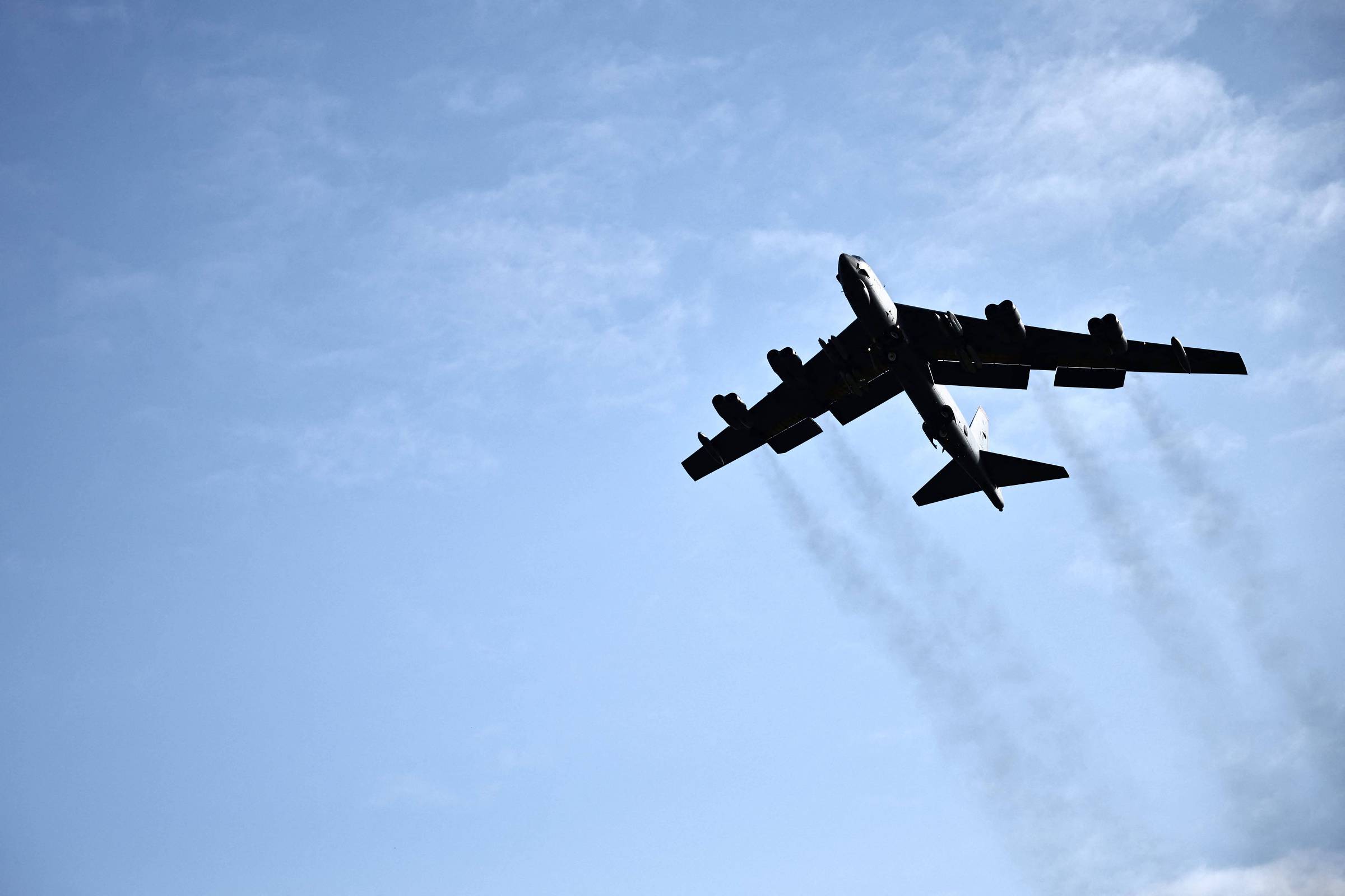 Bombardeiros B-52 dos EUA em voo de demonstração militar na América do Sul