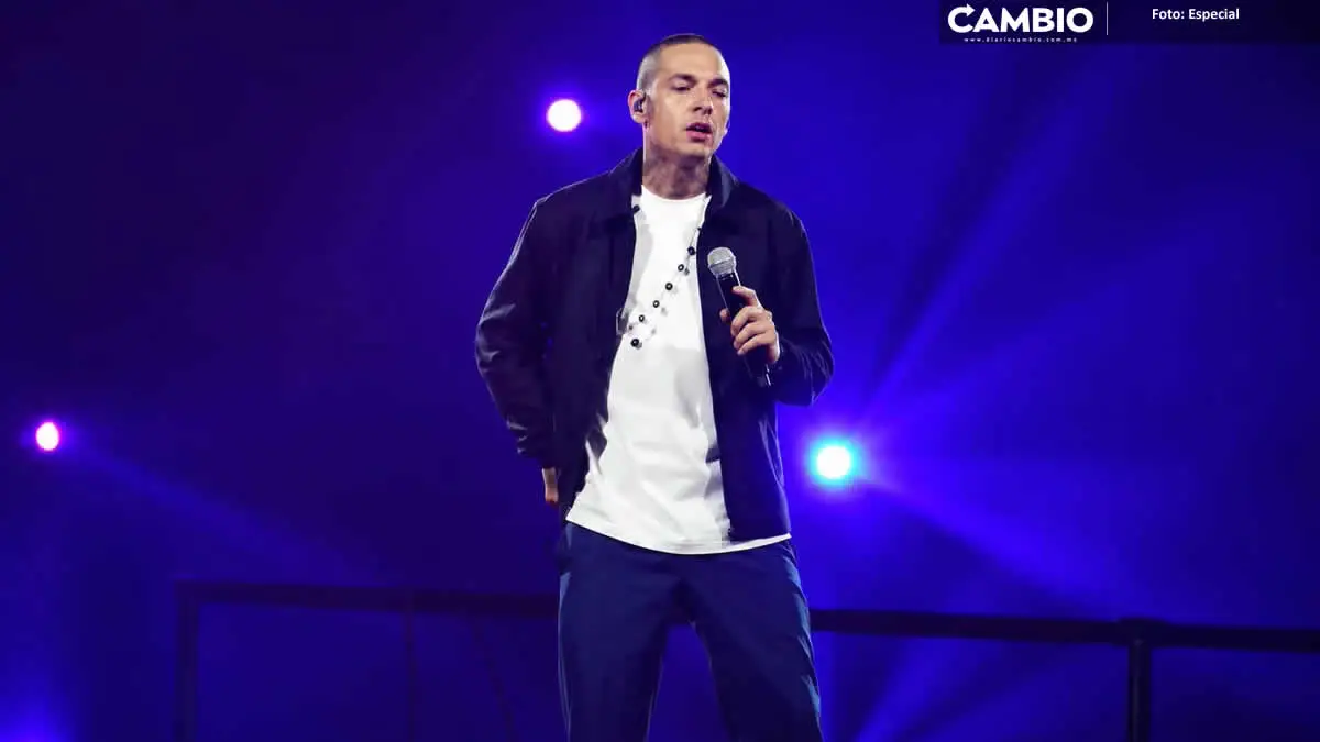 Natanael Cano performing