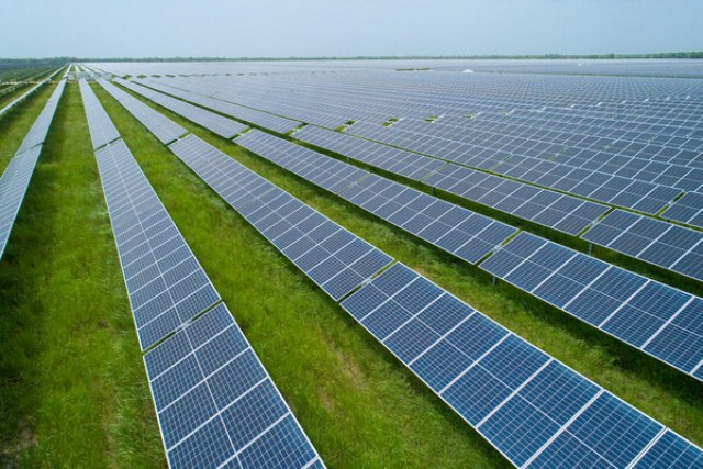 Wind turbines and solar panels representing the surge in U.S. renewable energy in Q1 2026
