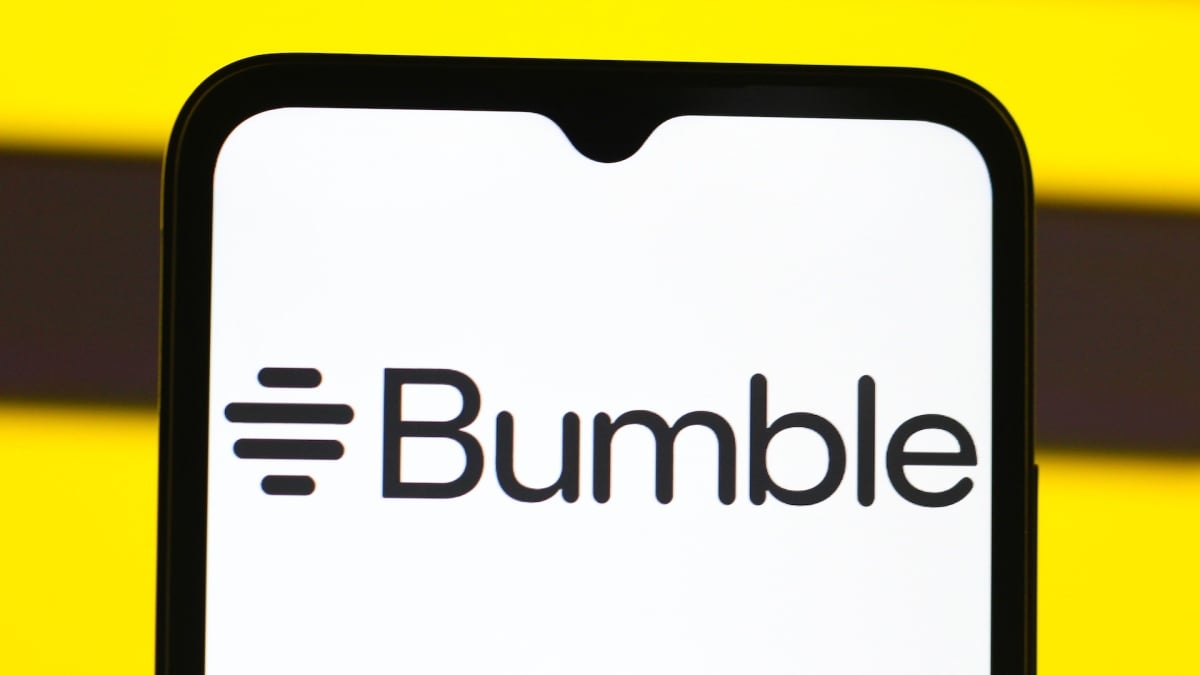 Bumble users reacting to the app's AI pivot and removal of the swipe