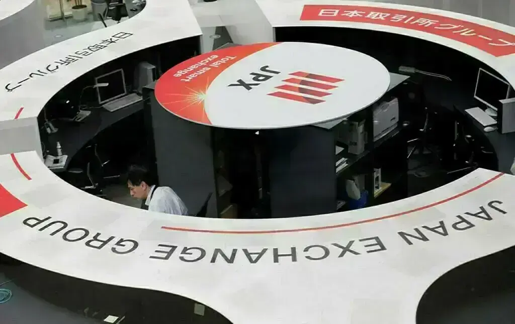 Traders at the Tokyo Stock Exchange monitor screens as the Nikkei falls