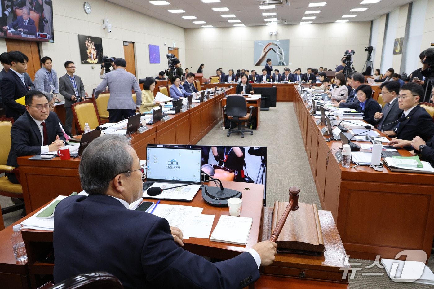 Ruling and opposition lawmakers at the parliamentary audit site