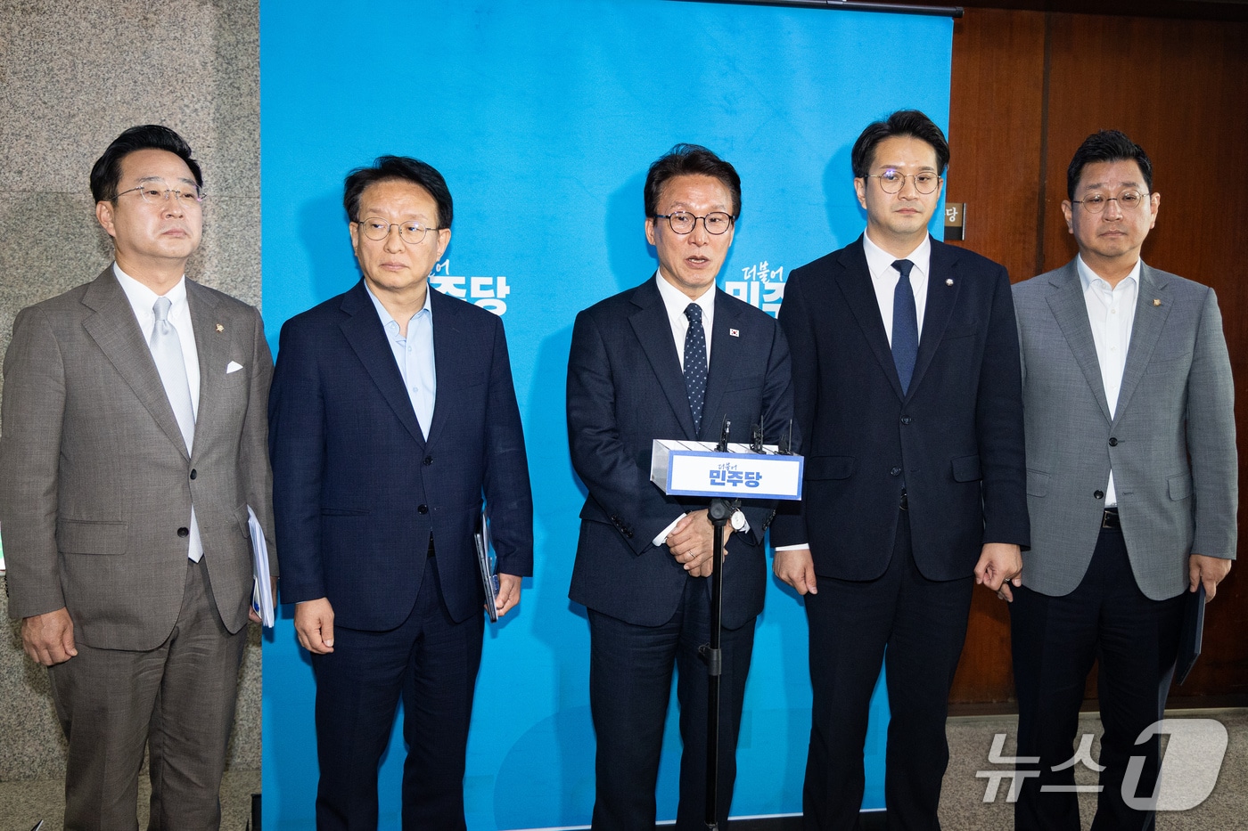 민주당 지도부 회견 시청 모습