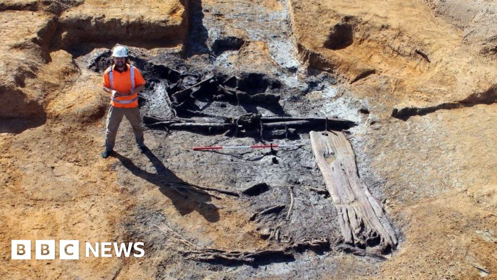 Worked Bronze Age timber recovered from a waterhole near Gloucester