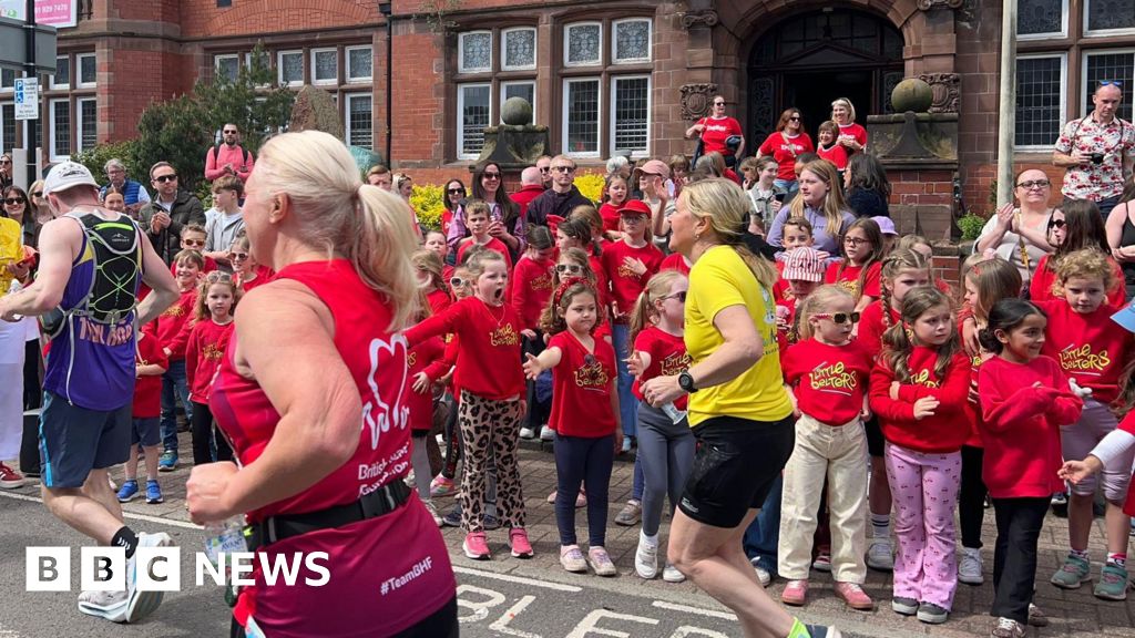 Thousands of runners taking part in the 2026 Manchester Marathon