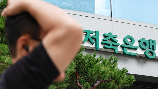 Savings bank deposit rates decline while commercial banks raise theirs