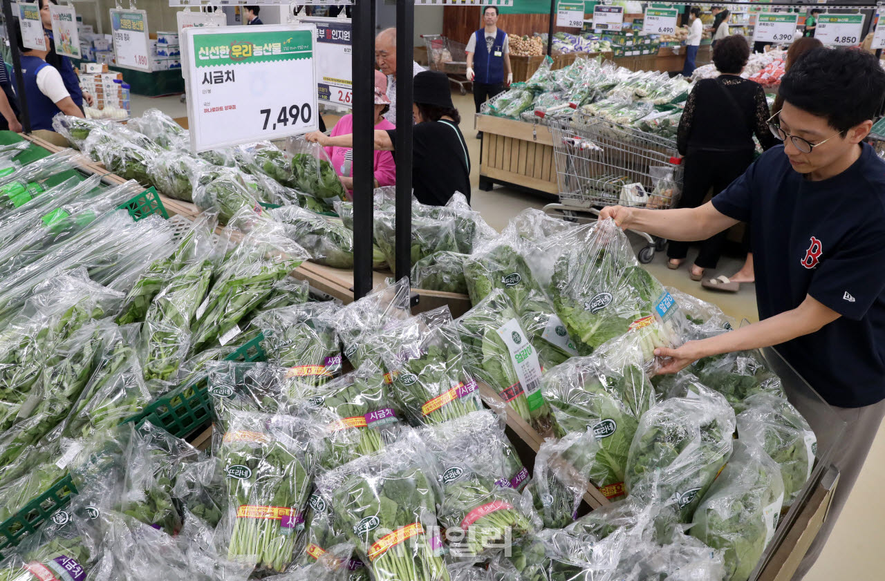 Shoppers at a large supermarket in Seoul amid rising vegetable prices