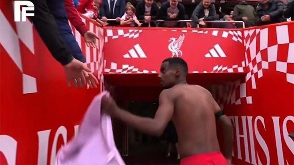 The winning goal scene from the Liverpool and Nottingham Forest match, featuring Alexander Isak after scoring, who became the center of a post-match jersey controversy.