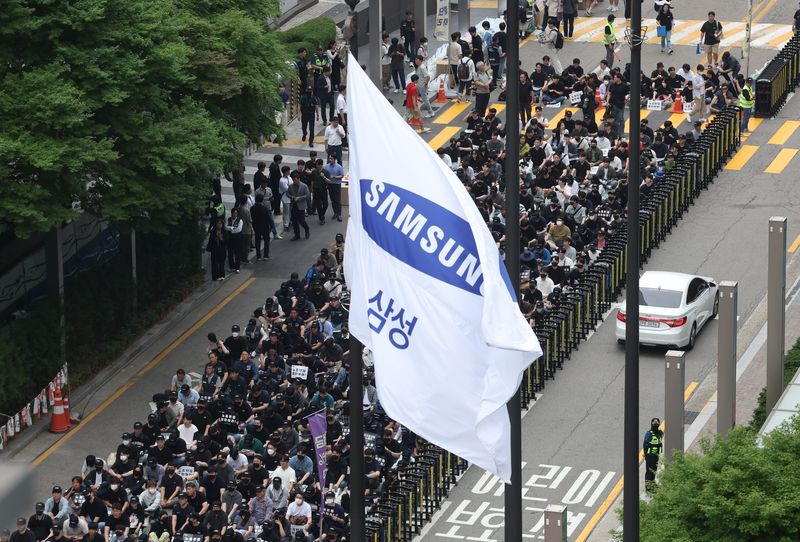 Report image on Ministry of Employment and Labor's Samsung strike coordination