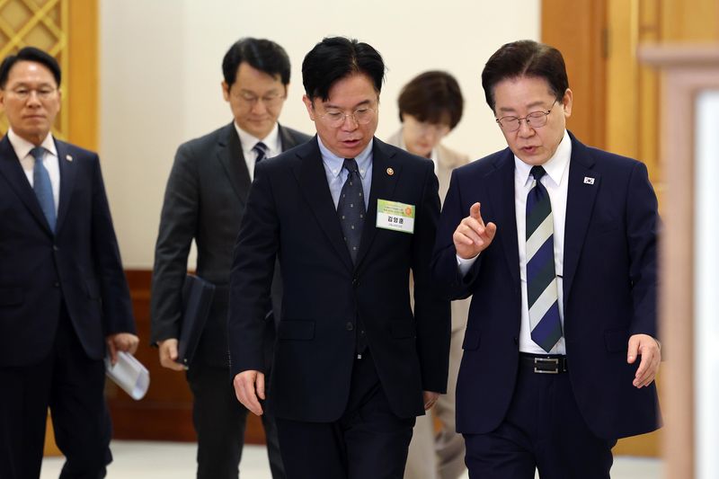 Labor Minister's briefing — remarks on labor negotiations and national economy