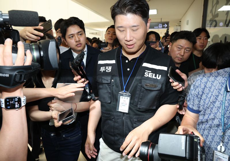 Press report on the triple pressure from the President and courts weakening the Samsung strike