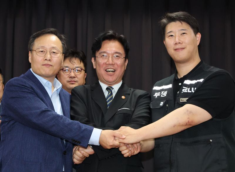 News coverage addressing the controversy surrounding Samsung Electronics' wage agreement and bonuses