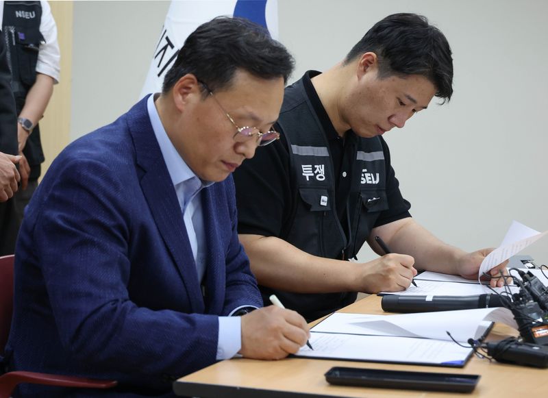 Financial News image reporting on the timeline of the 2026 Samsung Electronics wage agreement