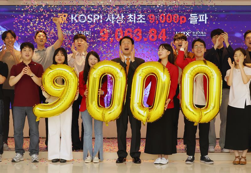 News reporting on the KOSPI breaking new highs