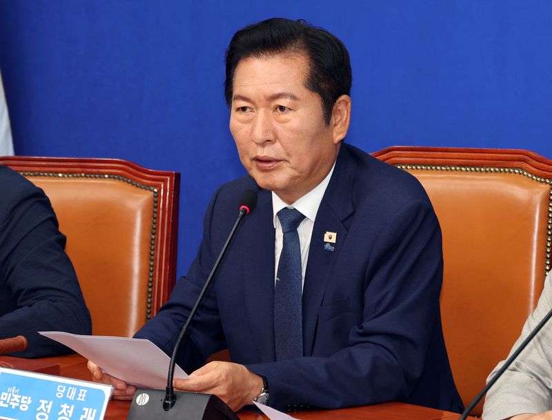Democratic Party leader Jung Chung-rae at a press conference