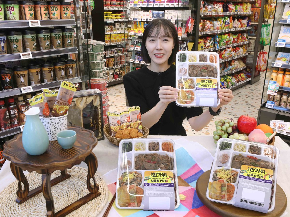 Convenience stores offer complete holiday meal sets for single-person households