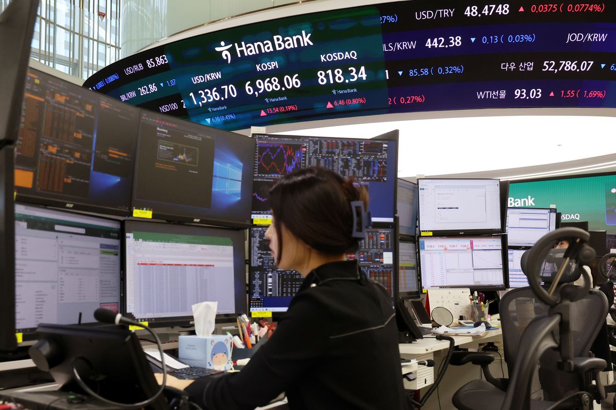 Won exchange rates displayed on screen