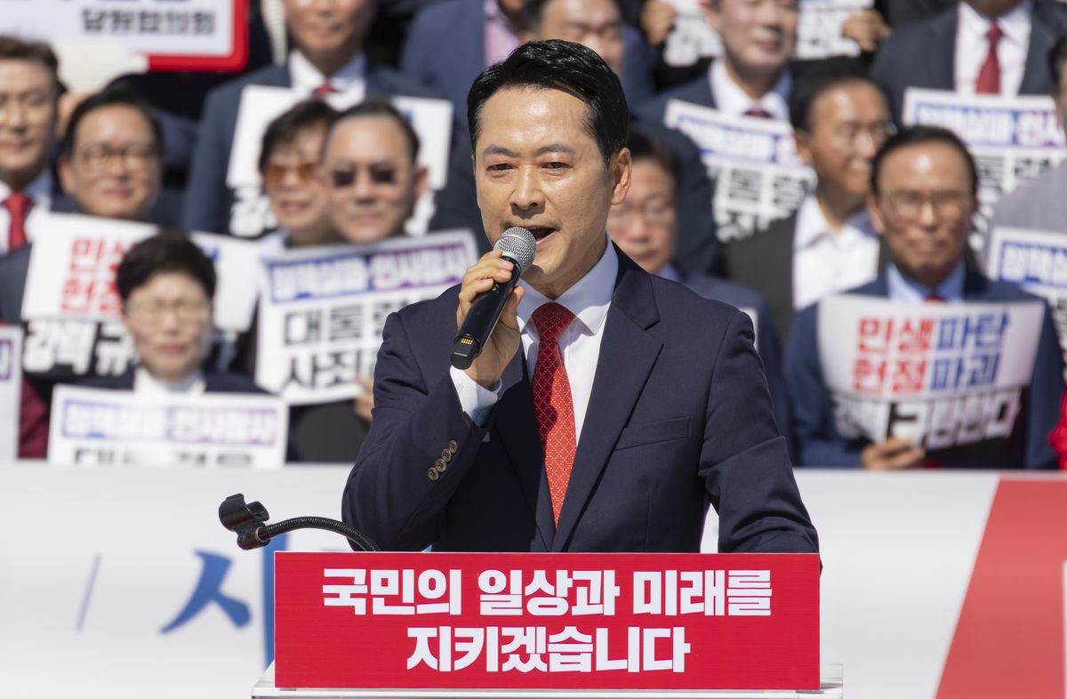 여야가 국회 본청 앞에서 '대정부 총공세' 집회를 진행했다