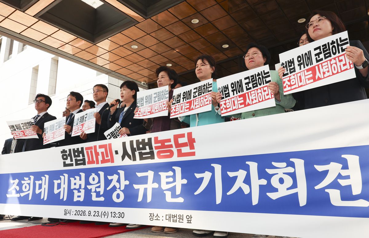 국회에서 열린 여야의 집회 및 공방 구도를 담은 사진
