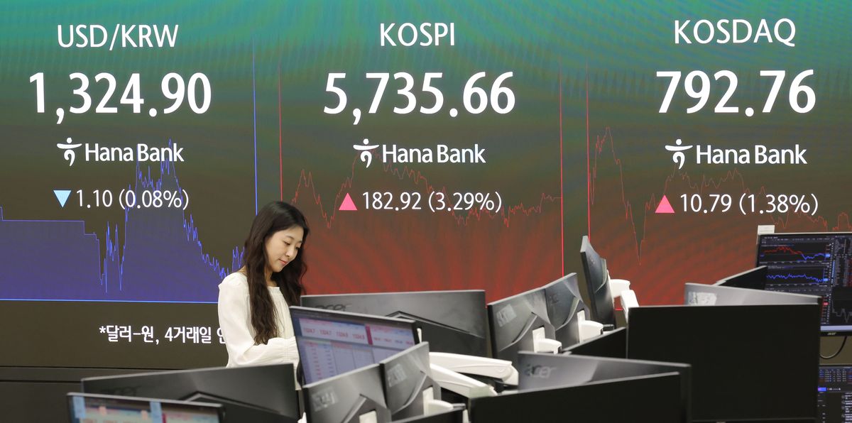 Foreign investors buying Samsung Electronics shares