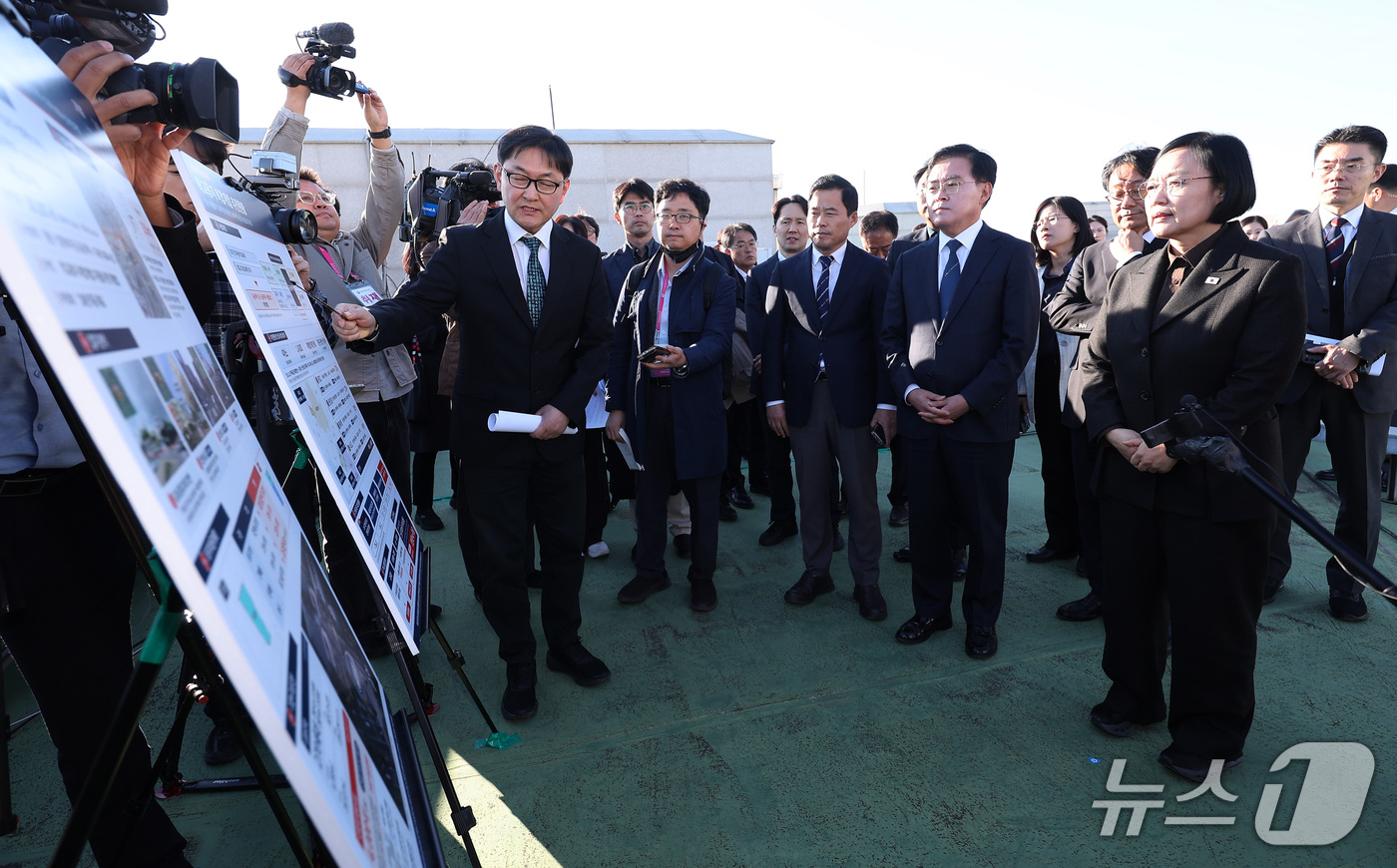 Prime Minister Han Sung-sook inspecting a housing supply site