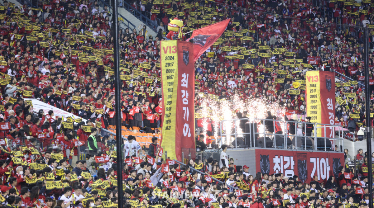 Sold-out crowd at Jamsil Stadium during LG Twins vs. KIA Tigers playoff game