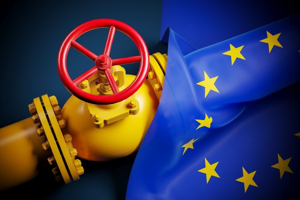 European Gas Jumps 25% While U.S. Prices Fall on Record Production