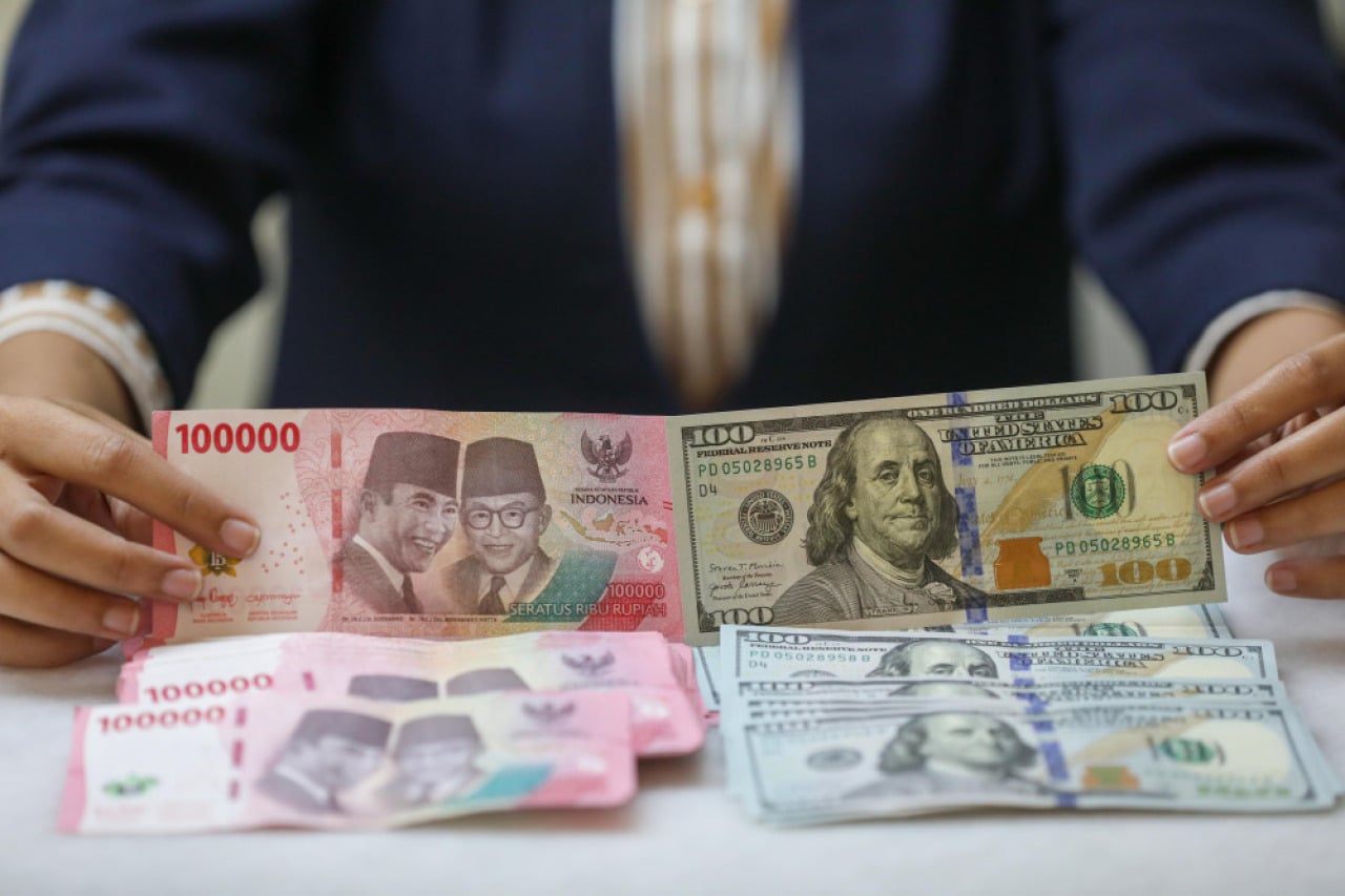 Indonesian Rupiah banknotes and US Dollar