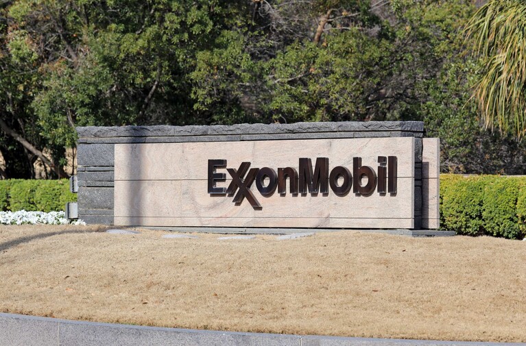 Exxon Mobil 로고 - 법원 판결 관련 이미지