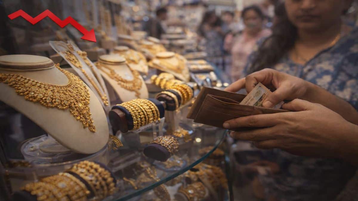 Moneycontrol Hindi cover image on falling retail gold sales before the festive season