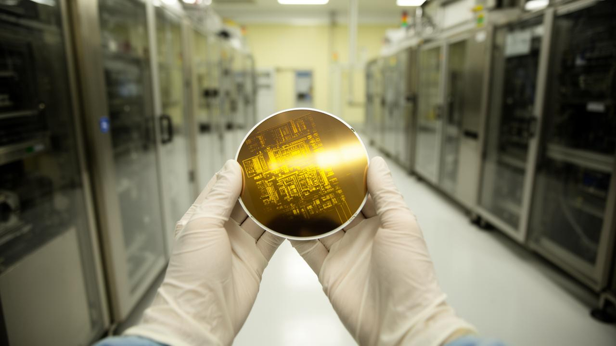 Samsung's 2nm fabrication facility showing advanced semiconductor manufacturing equipment