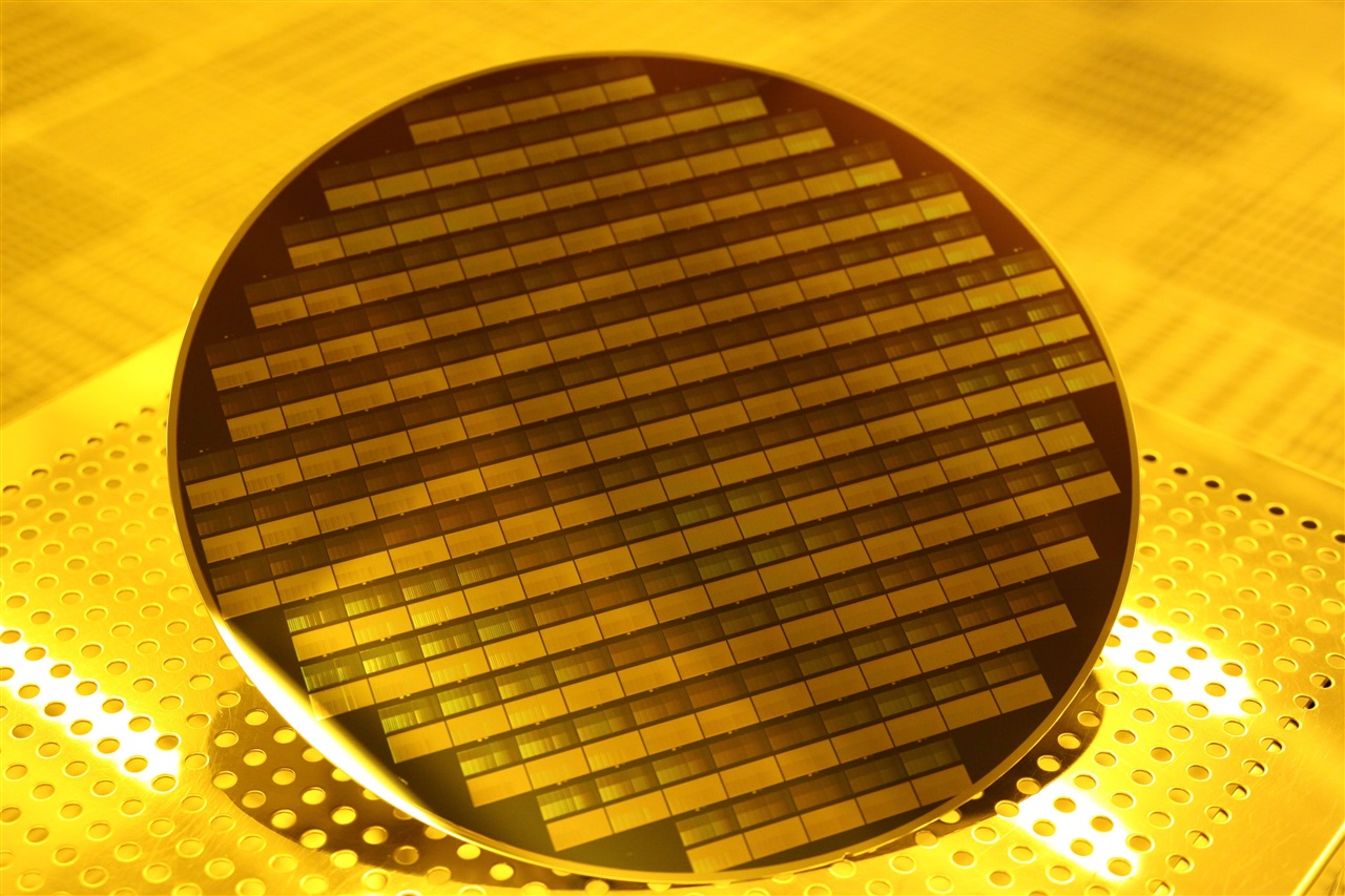 호르무즈 봉쇄에 따른 반도체 소재 공급망 위협 이미지