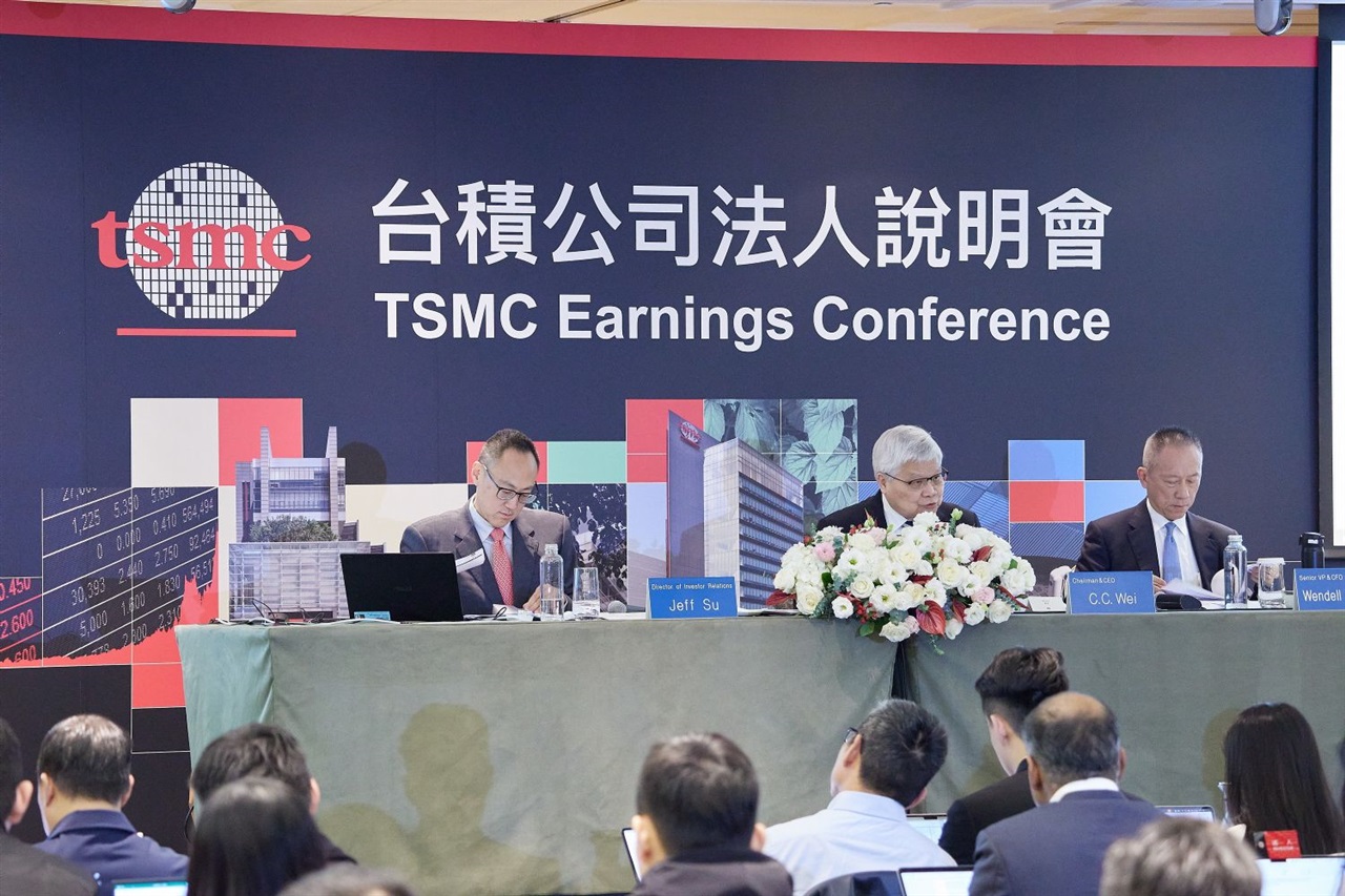 Weekly semiconductor news roundup covering TSMC supply strain and foundry alternatives from Apple, Samsung, and Intel