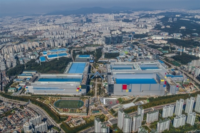 Image showing semiconductor manufacturing context