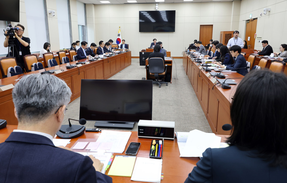 Materials regarding economic revitalization policies currently under consideration by the National Assembly.