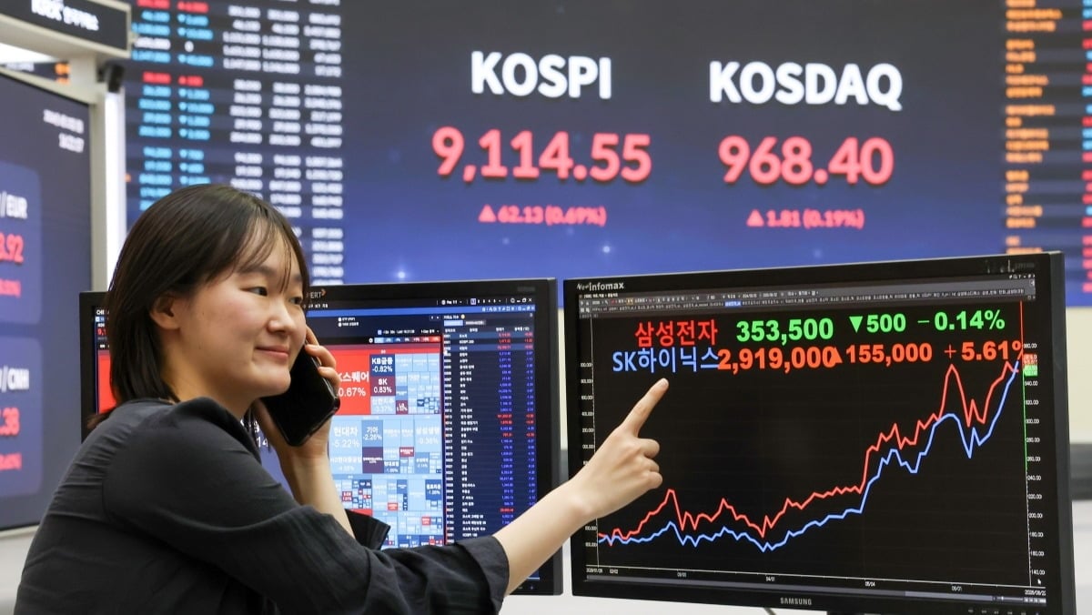 외국인 투자자들이 삼성전자 보유 주식을 줄이며 SK하이닉스로 자금을 이동시키고 있는 상황을 보여주는 시장 동향