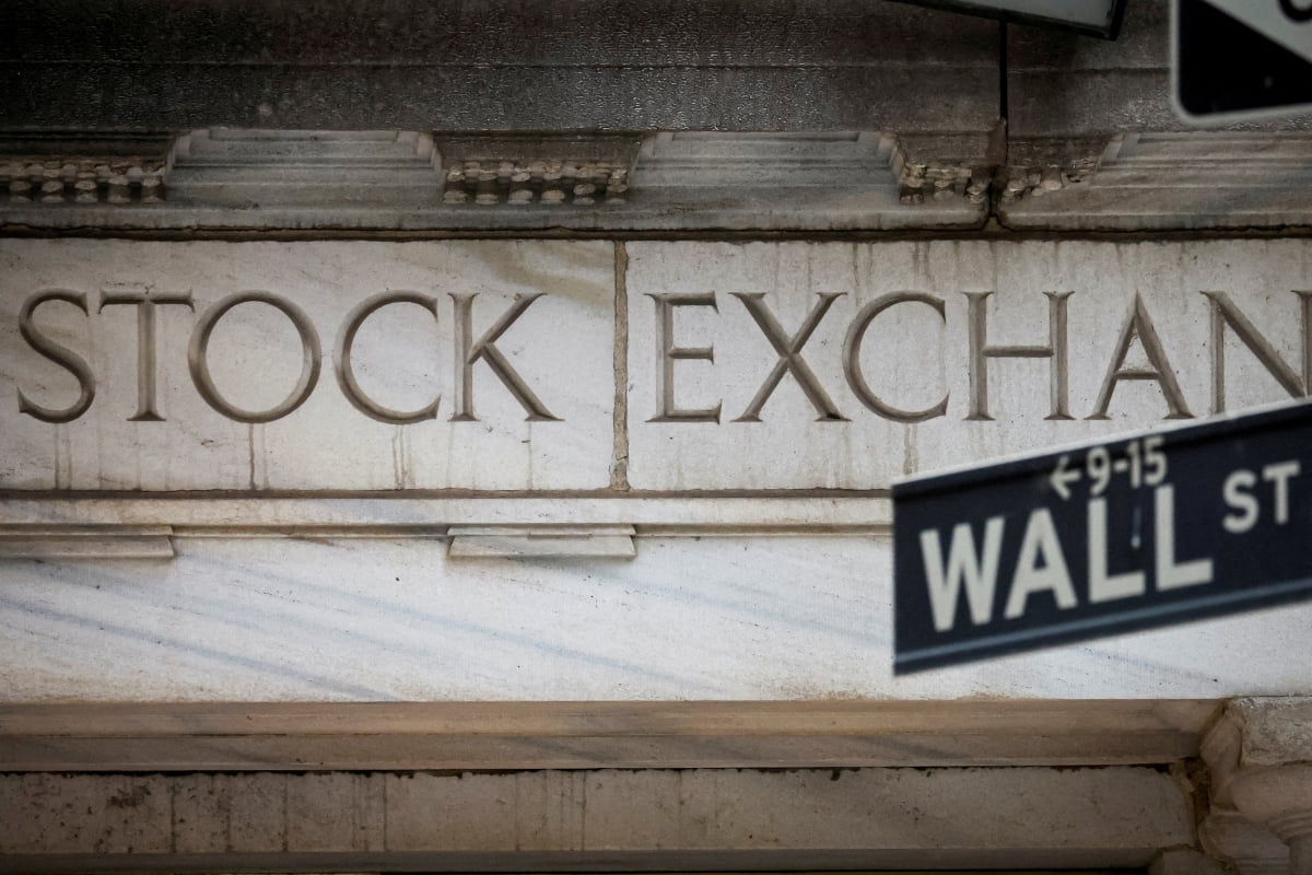 Image explaining portfolio adjustments by global funds