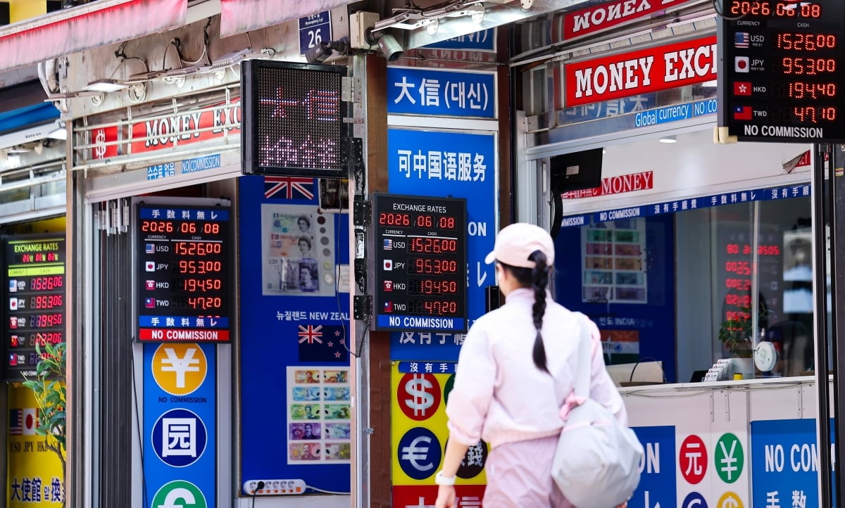 Economic news reporting on the surge in the KRW/USD exchange rate