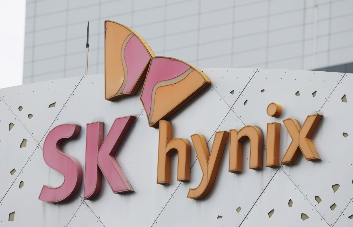 SK Hynix leads the semiconductor sector decline and enters an undervalued area; KB Securities maintains its 4.2 million won target price.